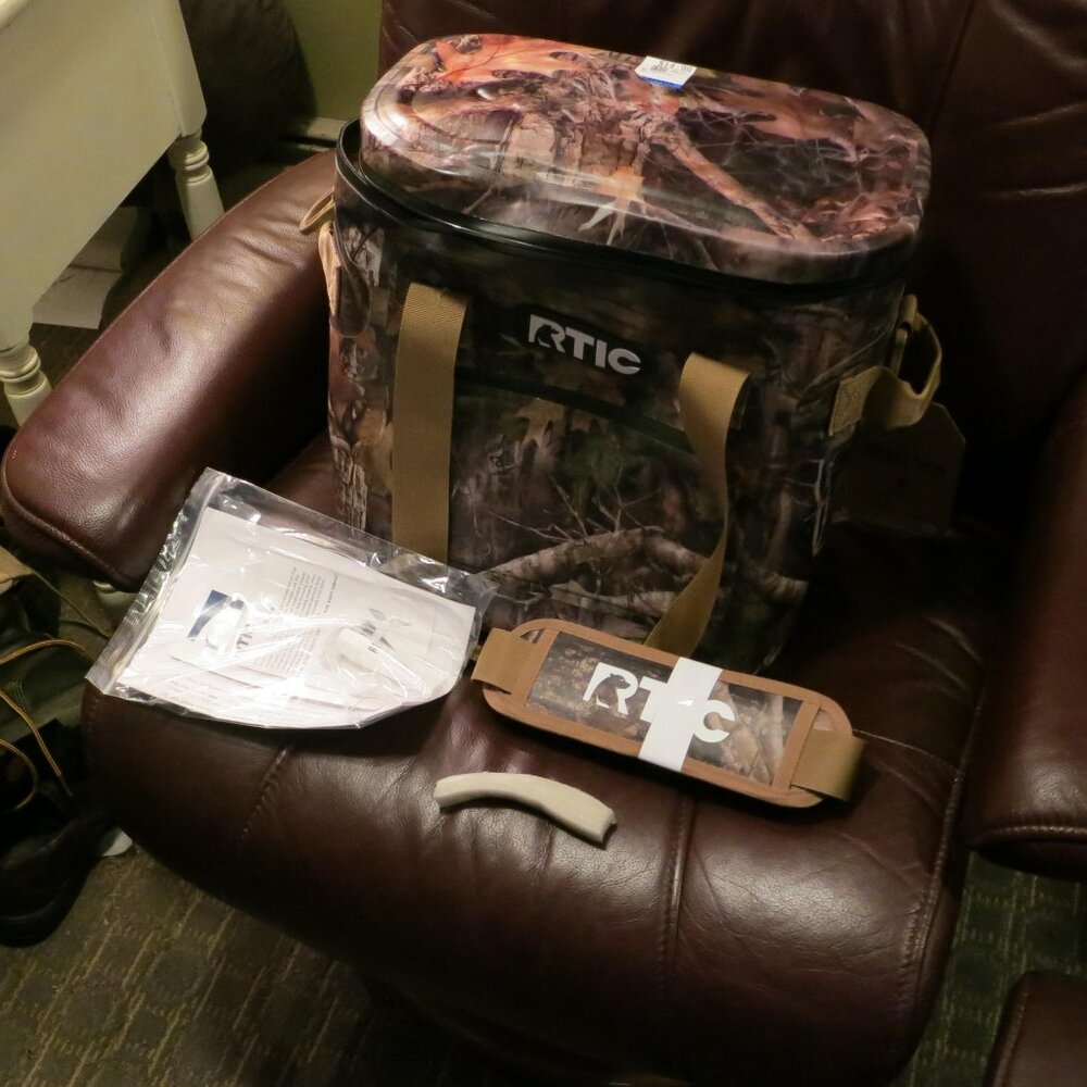 RTIC softpack cooler 20 camo new with tags